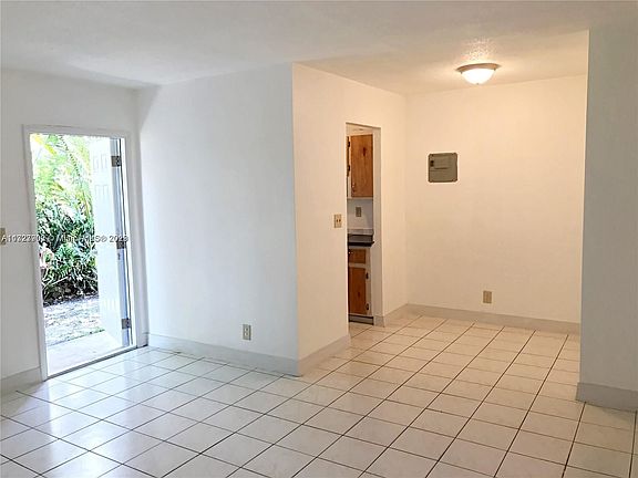 3rd image of 212 SW 22nd St