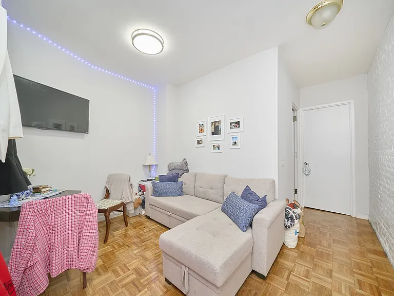 335 W 43rd St #2B — Photo 1