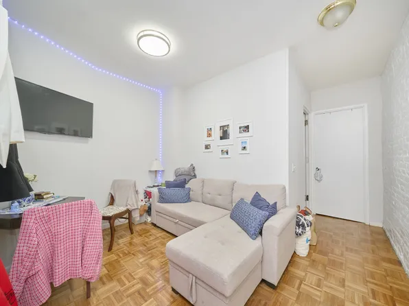 335 W 43rd St APT 2B, New York, NY 10036