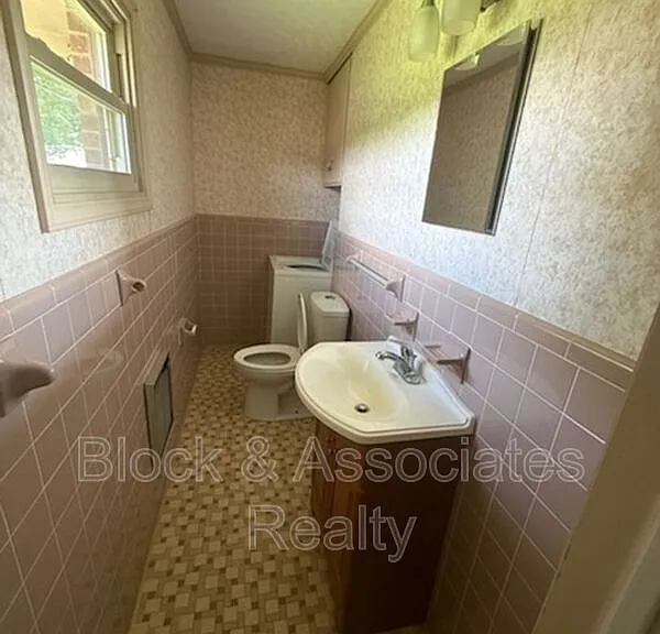304 Swaim St — Photo 9