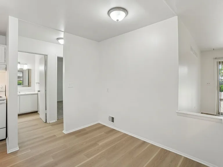 Taylor Gardens Apartments — Photo 6