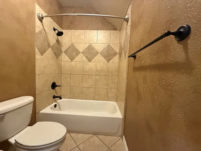 2207 Canterbury Dr — Photo 19