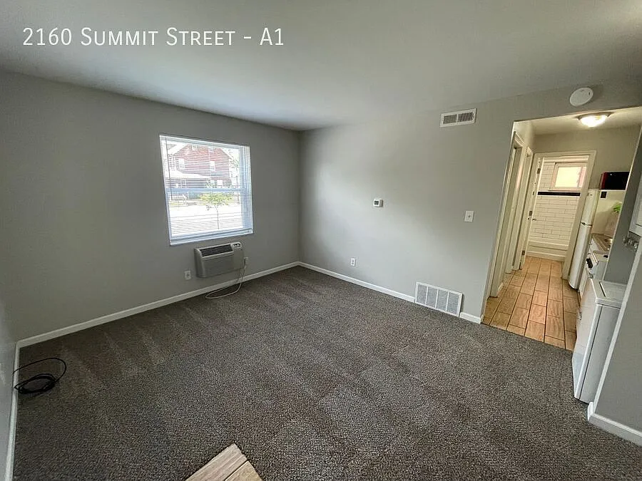 Building Photo - 2160 Summit St #A1