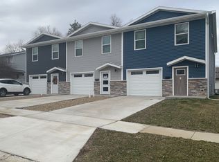 900 Eisenhower Rd, Hiawatha, IA 52233