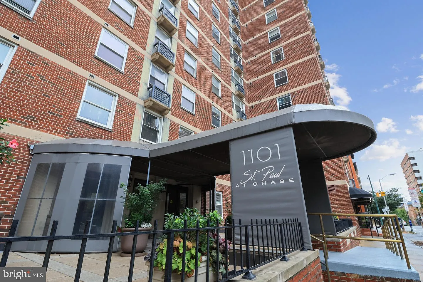1 bed, 1.0 bath, 734 sqft, $1,400 — Photo 2
