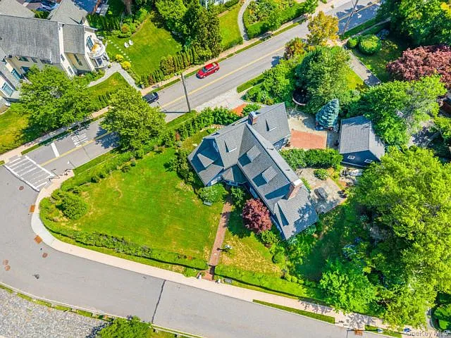 6 bed, 4.0 bath, 4136 sqft, $9,800 — Photo 3