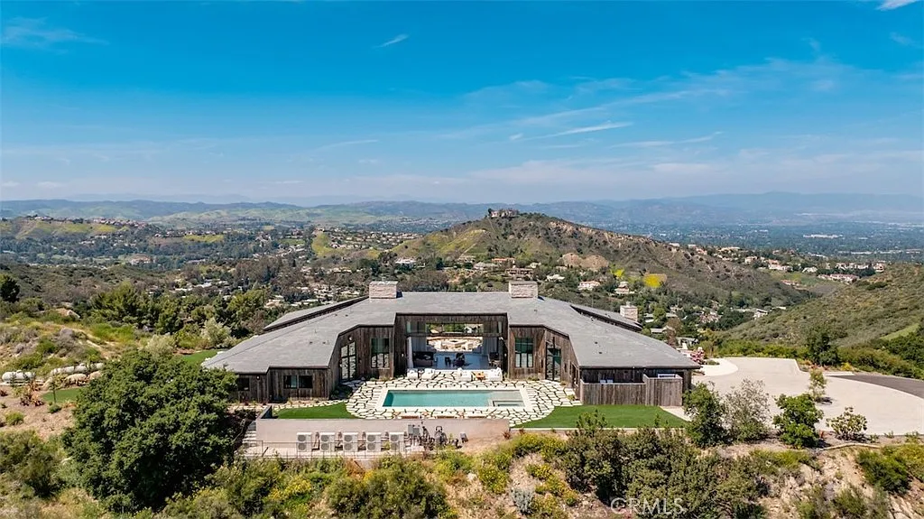 5 bed, 8953 sqft, $57,000 — Photo 1