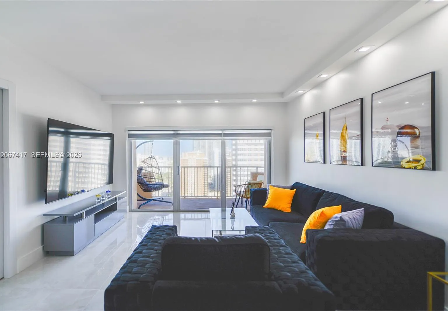 Hemispheres Condo — Photo 2