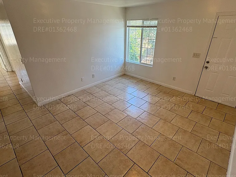 3017 Potomac Ave — Photo 6