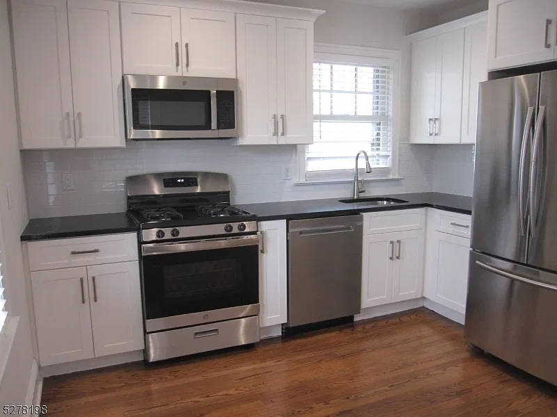 2 bed, 1.0 bath, $3,900 — Photo 4
