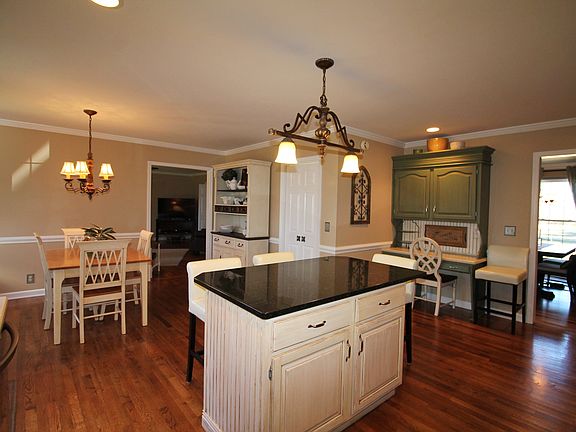 5th image of 205 Kathleen Ct S
