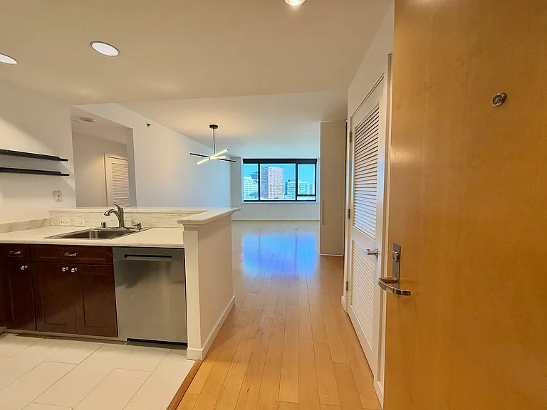250 King St #1206 — Photo 1