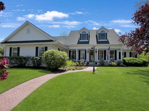 647 Lake Bluff DRIVE, Oconomowoc, WI 53066