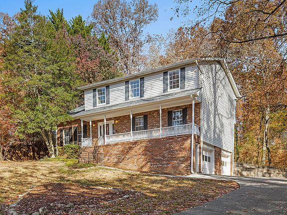 3rd image of 4833 Woodland Cir