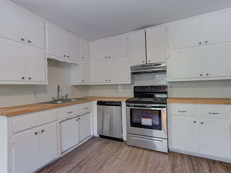 The Azalea: 1 & 2 Bedroom Apartments — Photo 15