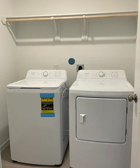 Washroom, fully equipped with a washer and dryer.