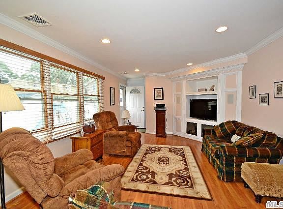 5th image of 151 Walnut St