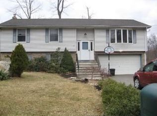 61 Fairlawn Dr, Hewitt, NJ 07421