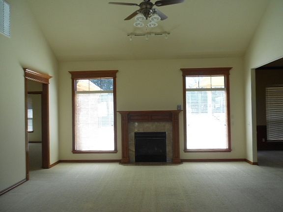 Living room, fireplace, ceiling fan