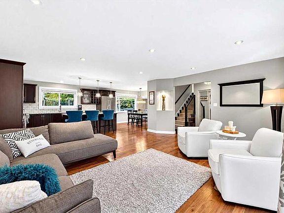 5th image of 131 E Parkside Cres SE