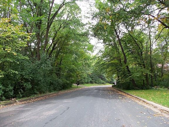 2nd image of 2912 Woods Trl S