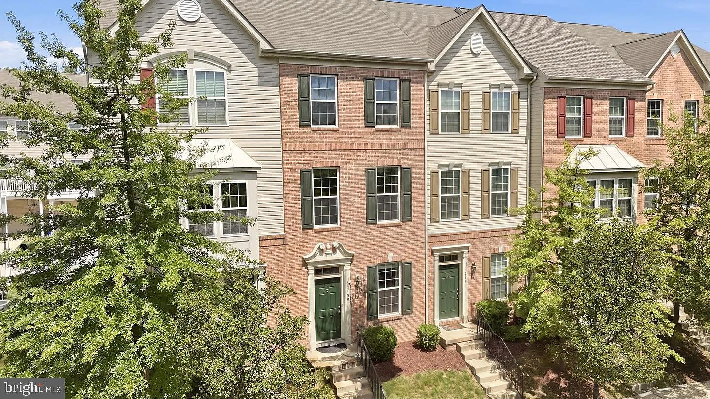 3 bed, 3.0 bath, 1424 sqft, $3,000 — Photo 2