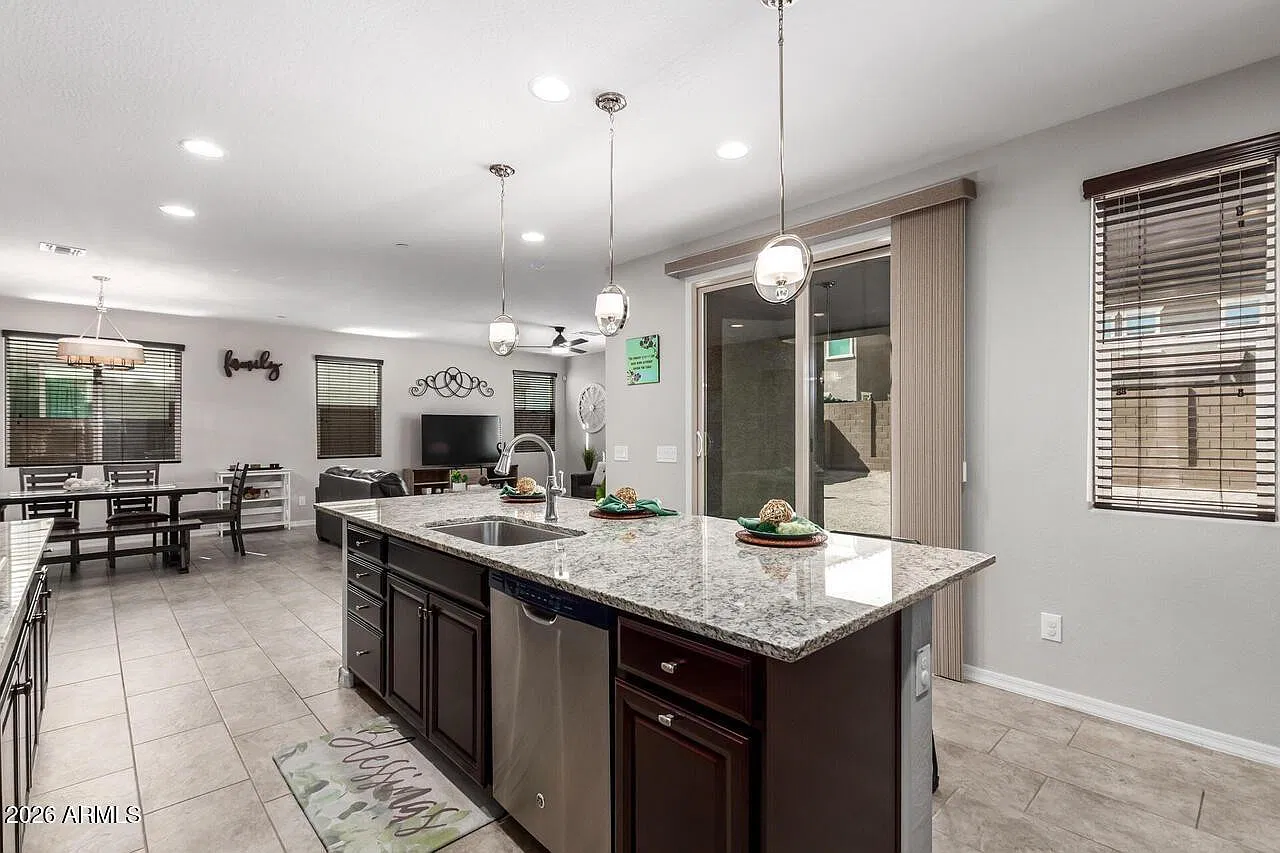 4 bed, 2.5 bath, 2909 sqft, $2,700 — Photo 4