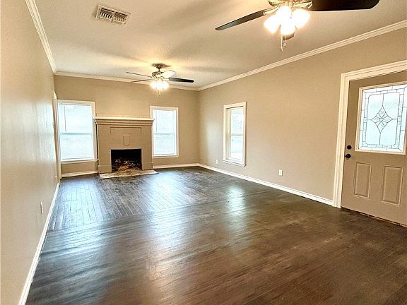 3rd image of 1101 E Crockett St