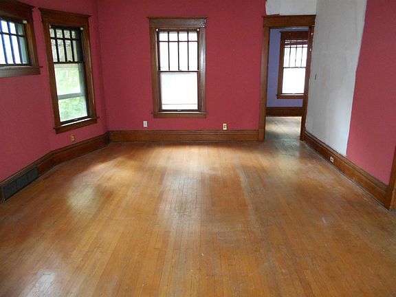 2nd image of 906 Garfield Ave