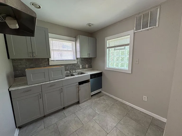 15387 Lesure St — Photo 5
