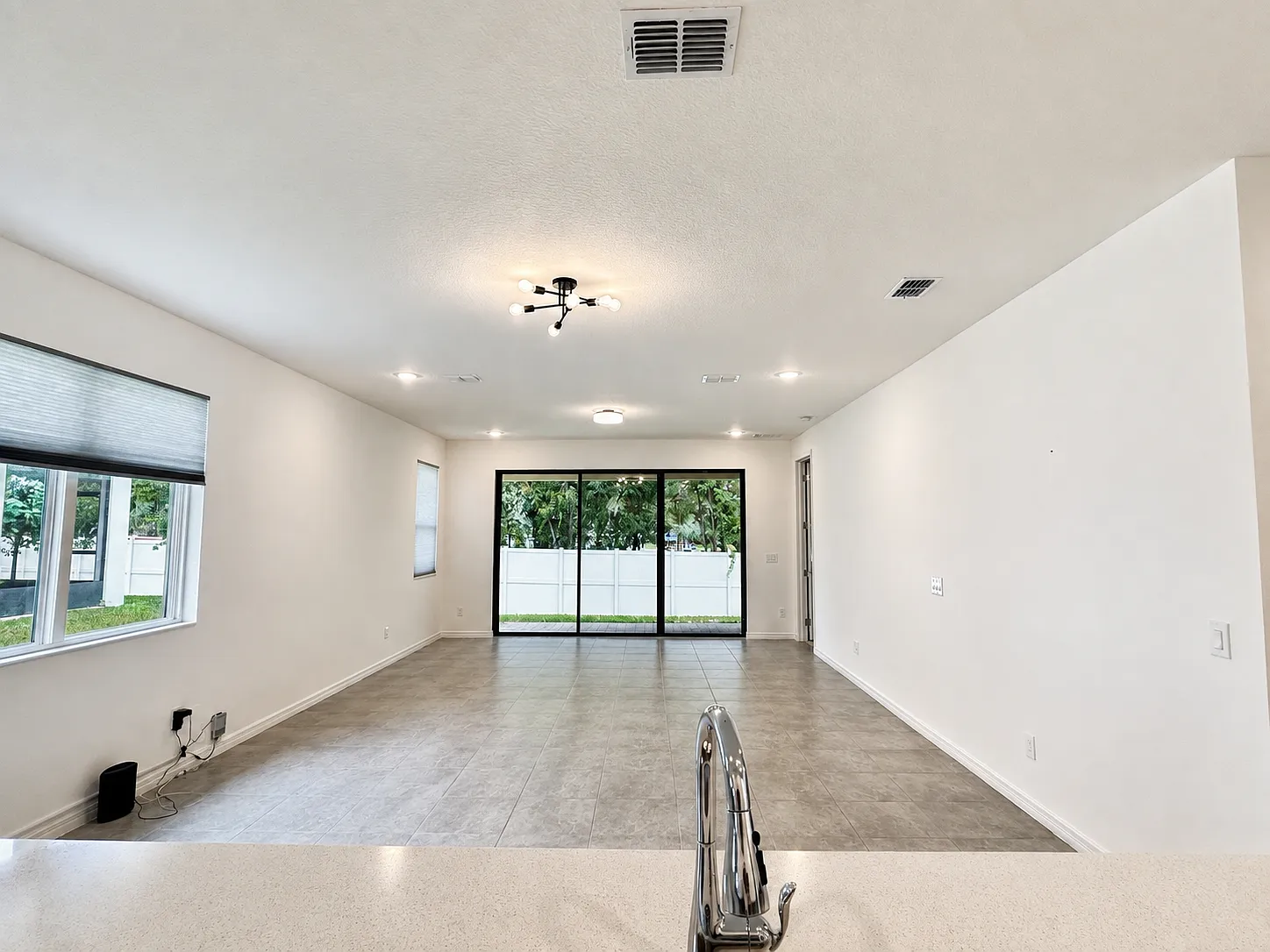 3 bed, 1584 sqft, $2,400 — Photo 3