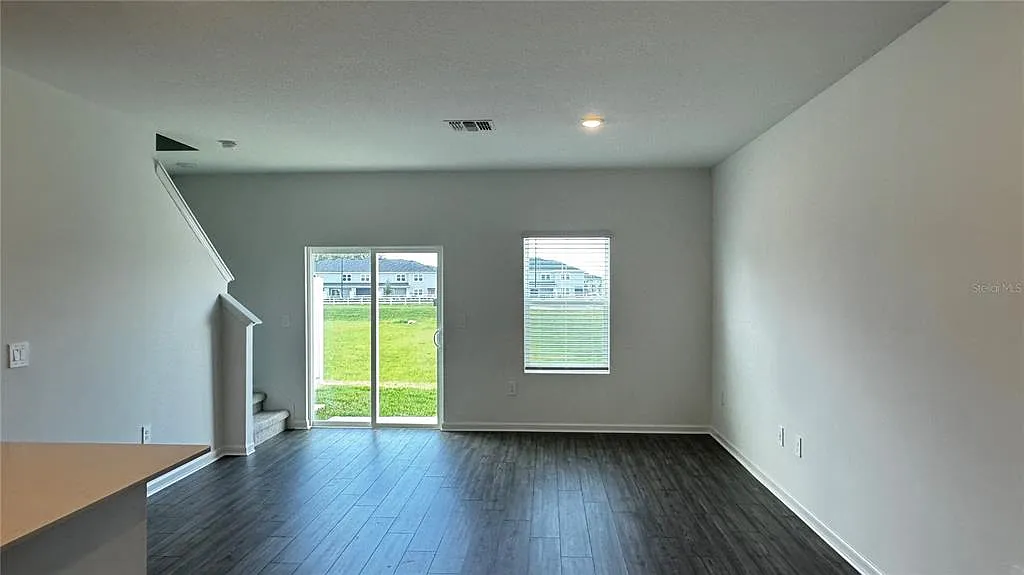 3 bed, 2.5 bath, 1339 sqft, $1,680 — Photo 3