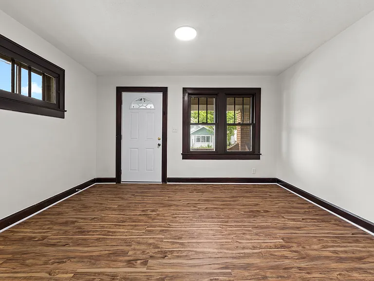950 N Chester Ave — Photo 6