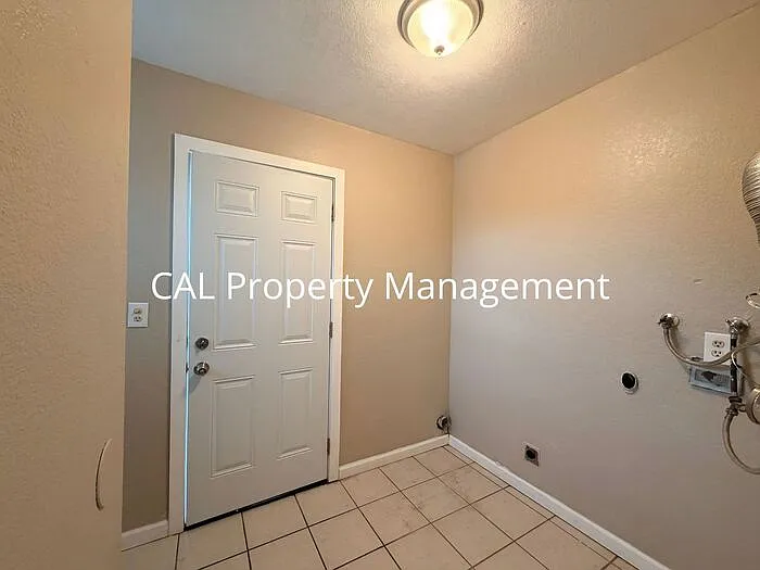 421 Michael Cir — Photo 16