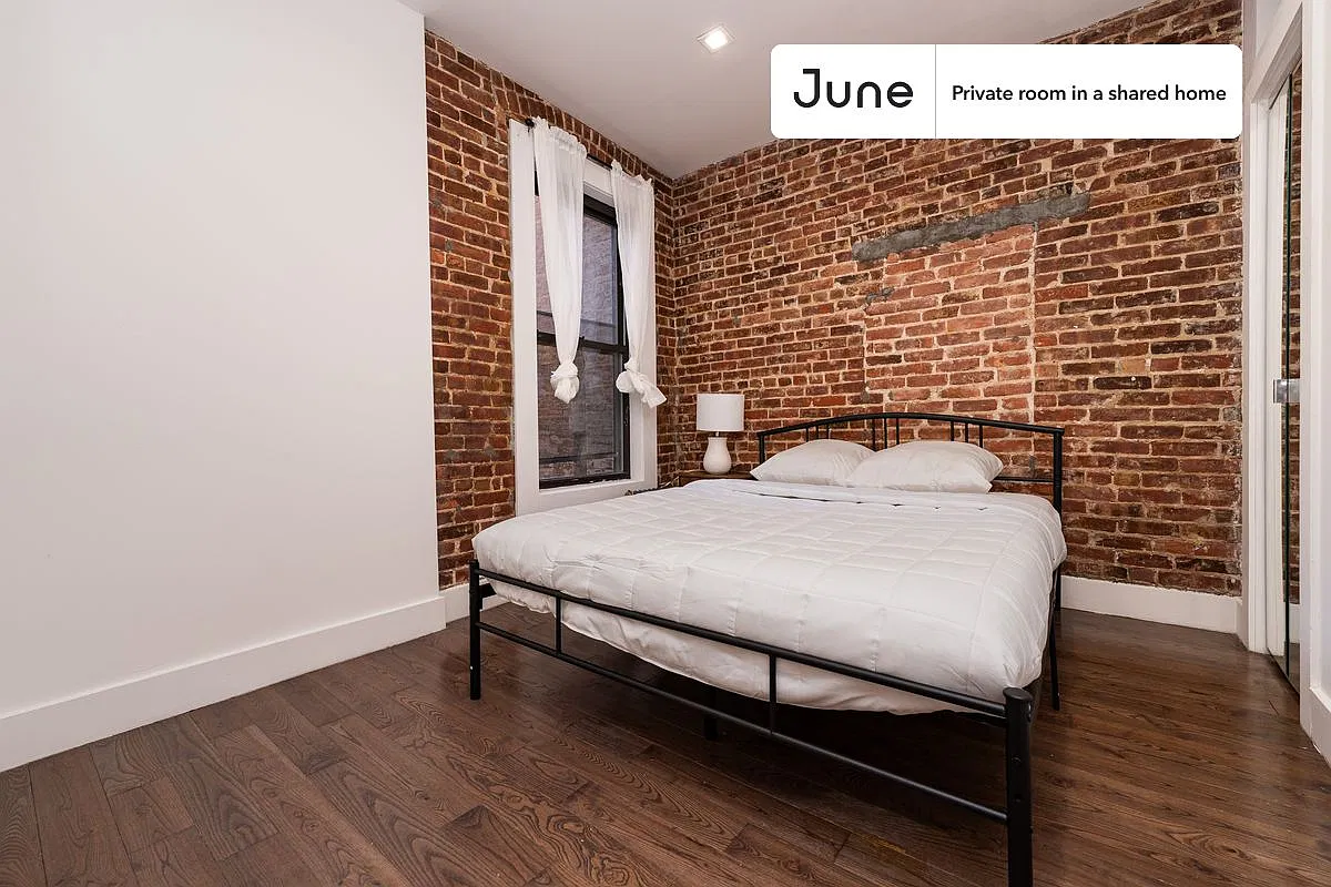 Queen bedroom in 4 bed/2 bath home in West Harlem #1788 C — Photo 1
