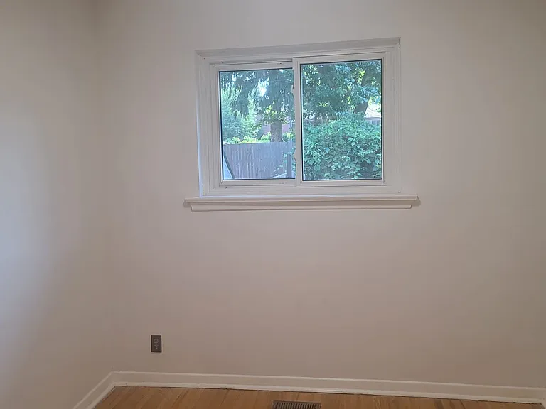 108 Rochman Blvd #MAIN FLOOR — Photo 11