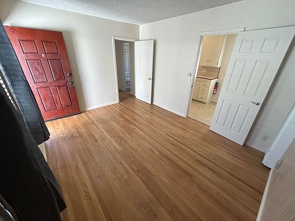 3rd image of 3108 W Victory Blvd APT B