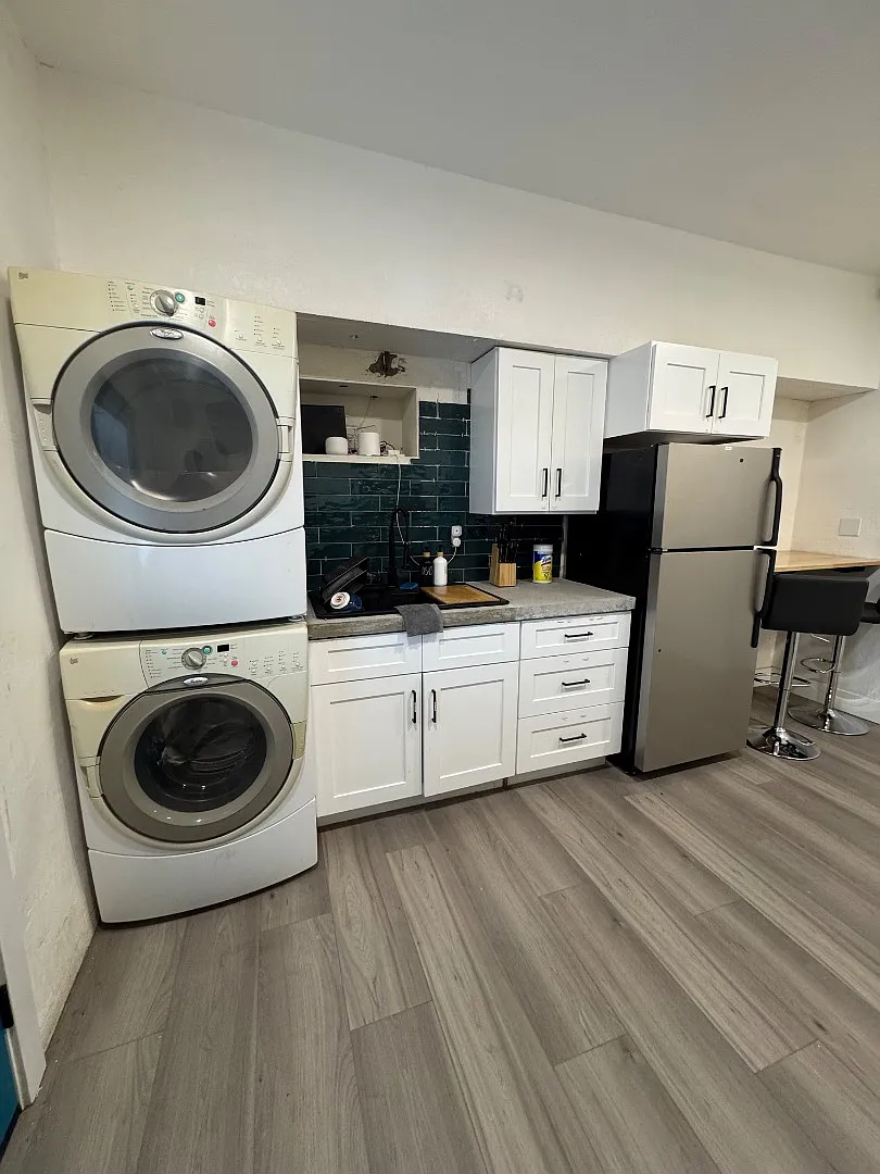 1845 E Monroe St - Room 2 — Photo 3