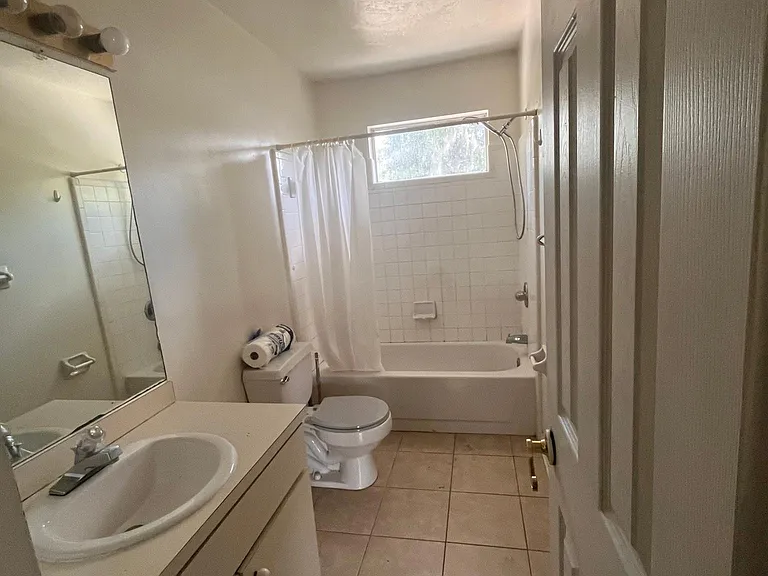 2907 SW 38th Pl — Photo 6