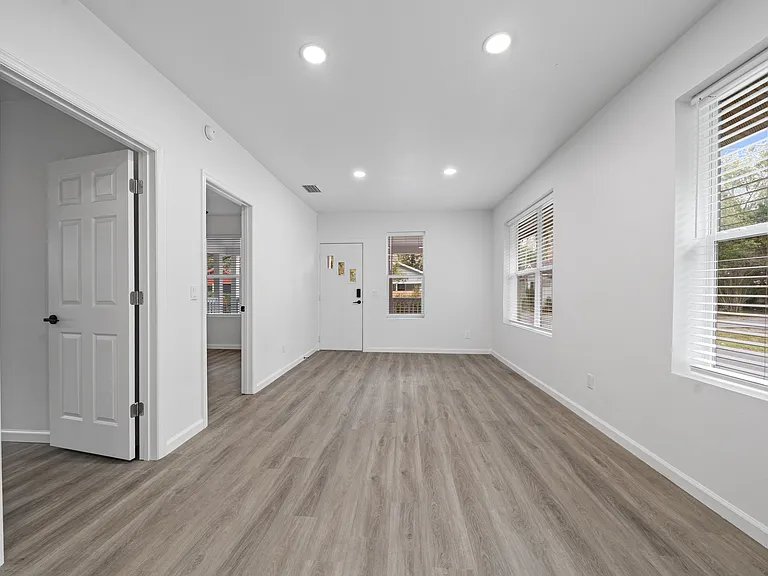 901 NW 4th Pl — Photo 6