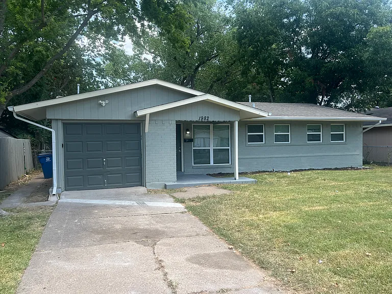 1982 Oak Hill Cir — Photo 2