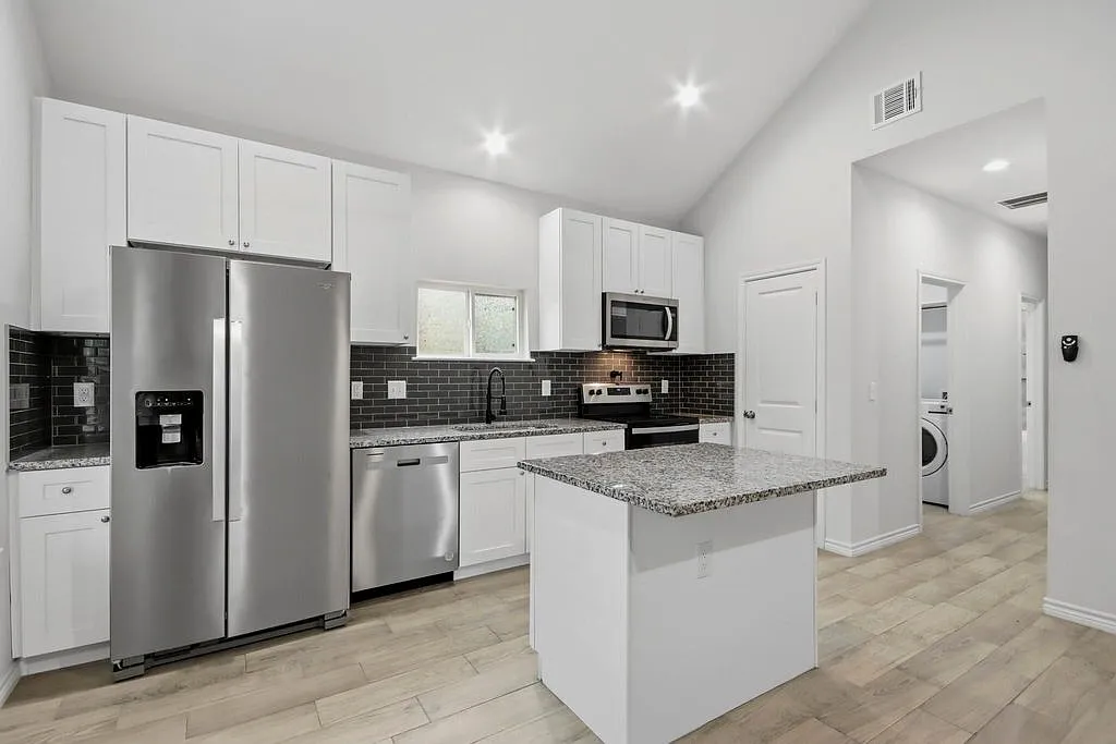 3 bed, 2.0 bath, $1,700 — Photo 2