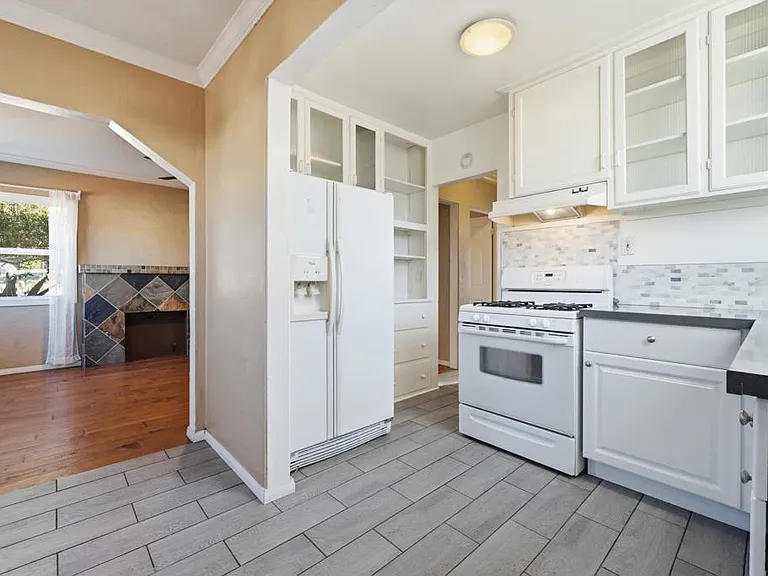 7620 Saranac Ave — Photo 3