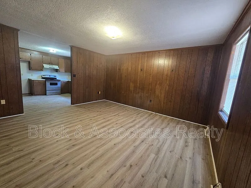 2 bed, 1.0 bath, $800 — Photo 3