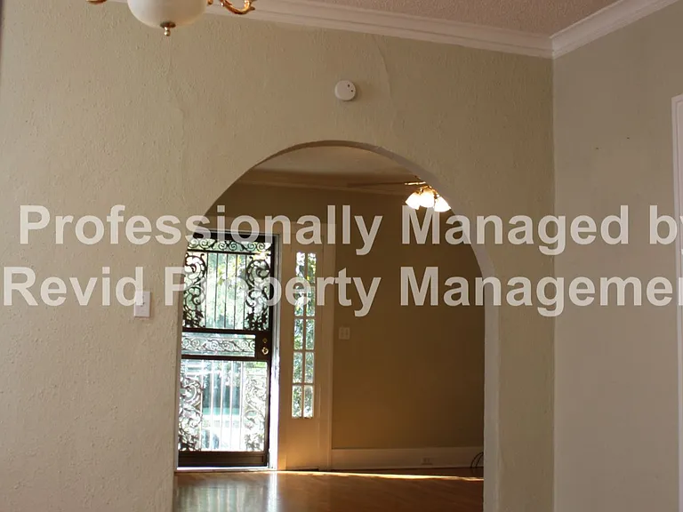 Large 3 bedroom upstairs duplex! — Photo 9