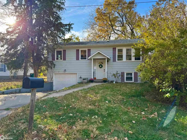 906 N 9th St, Fairfield, IA 52556