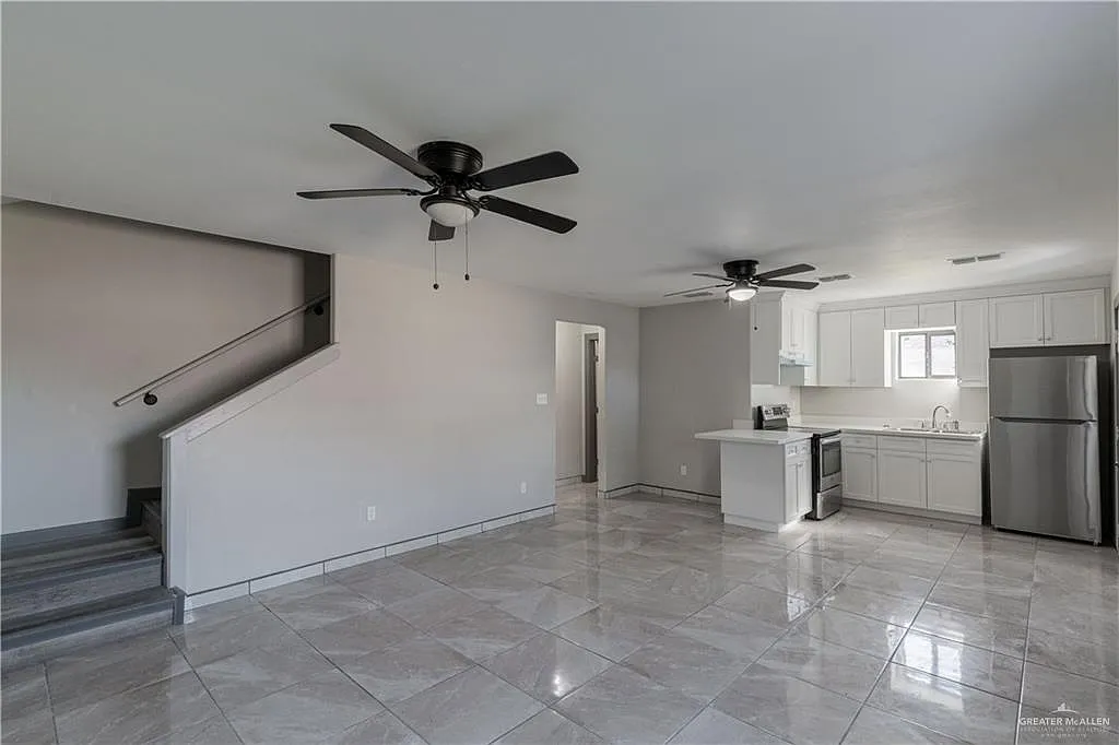 6 bed, 2.5 bath, 1964 sqft, $1,900 — Photo 2