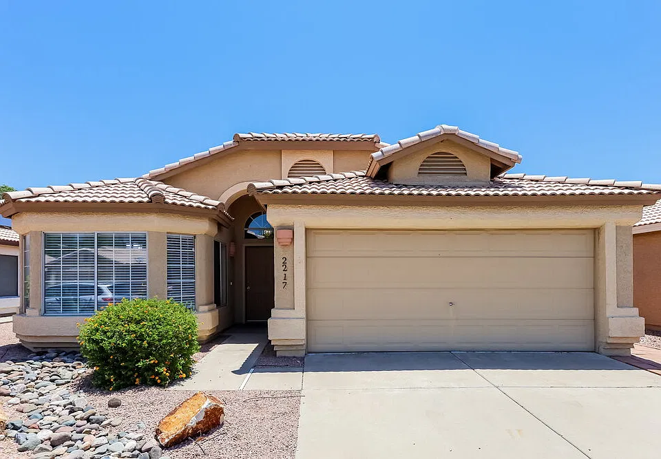 2217 E Kelton Ln