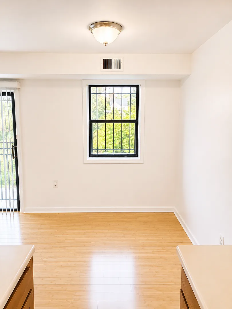 2026 Move-In Special $500 Lease Signing Bonus!! Cozy 1-Bedroom Apartment With W/D & Parking In So... — Photo 4
