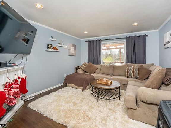 4th image of 9 Barry Dr